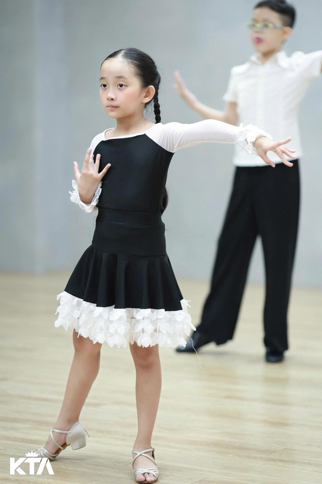 "Mợ chảnh" nhà Khánh Thi - Phan Hiển đời thường xinh yêu như công chúa, lên sàn nhảy lại khí chất đúng "con nhà nòi"- Ảnh 3.