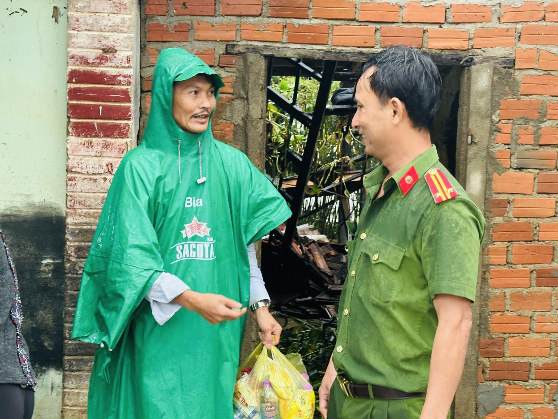 Thông báo của Công an Đắk Lắk gửi tới người dân khi nhận quà hỗ trợ mưa lũ gây "bão" mạng- Ảnh 5.