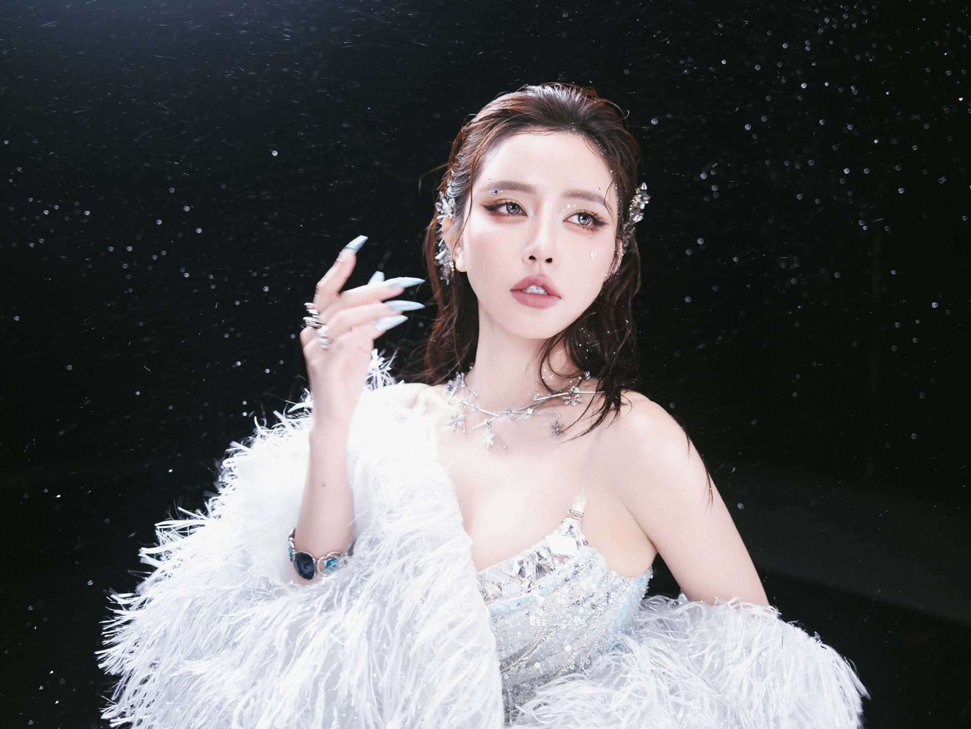 Bích Phương gây "bỏng mắt" với style quyến rũ hút mắt- Ảnh 4.