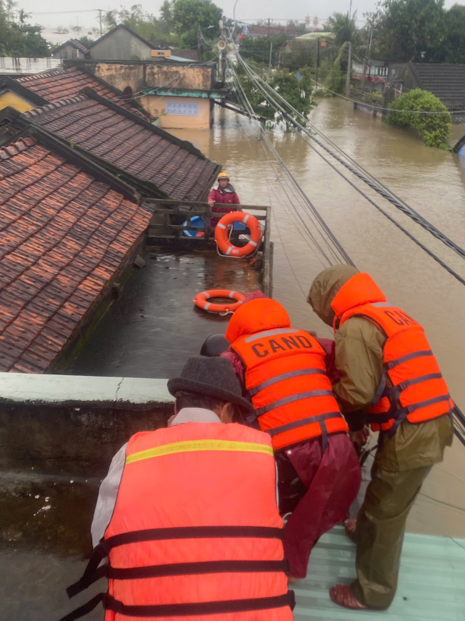 Thông báo của Công an Đắk Lắk gửi tới người dân khi nhận quà hỗ trợ mưa lũ gây "bão" mạng- Ảnh 4.