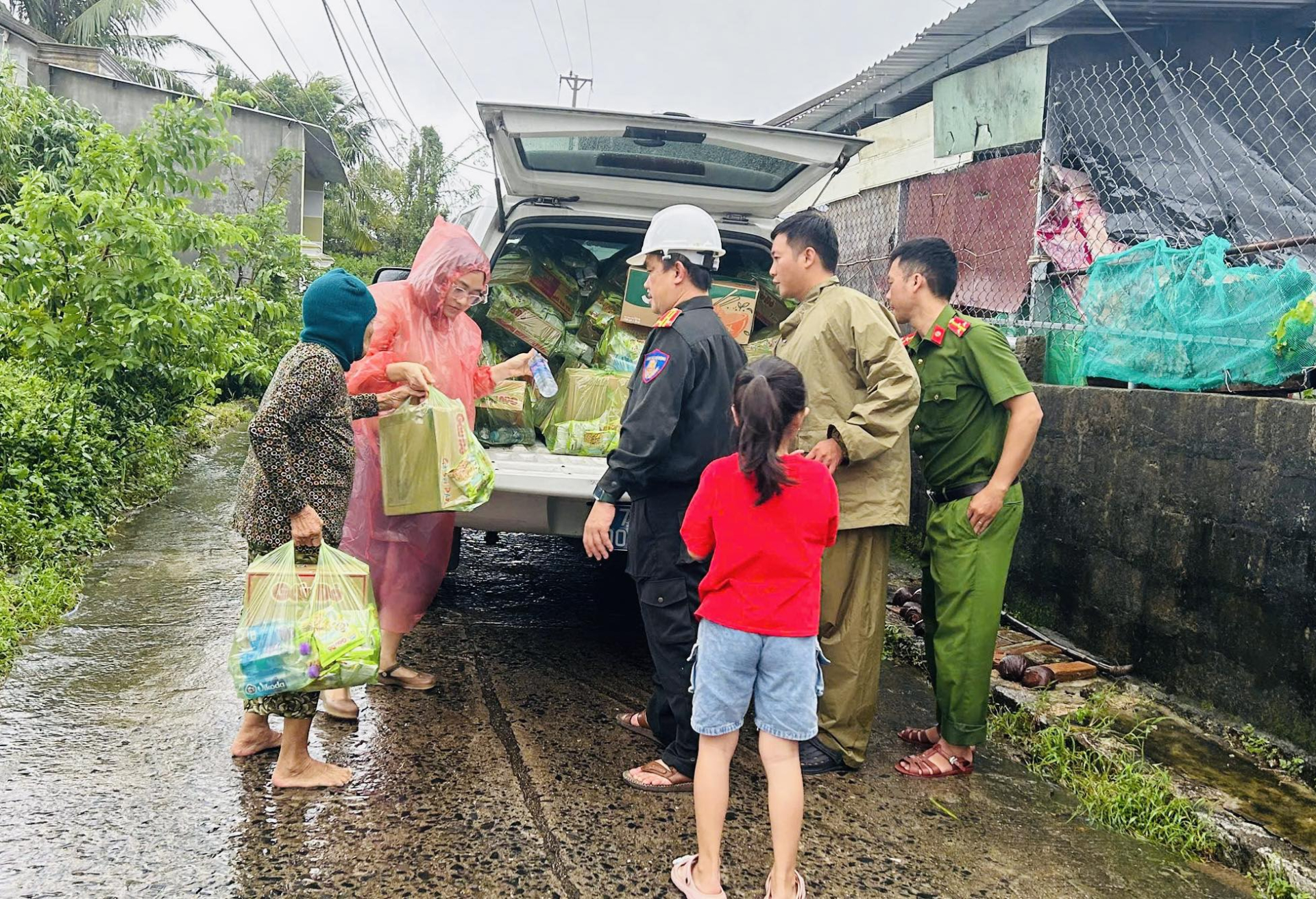Thông báo của Công an Đắk Lắk gửi tới người dân khi nhận quà hỗ trợ mưa lũ gây "bão" mạng- Ảnh 3.