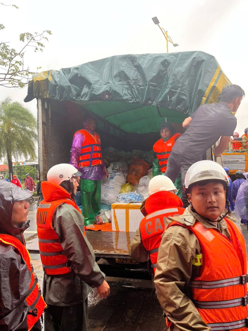 Thông báo của Công an Đắk Lắk gửi tới người dân khi nhận quà hỗ trợ mưa lũ gây "bão" mạng- Ảnh 2.