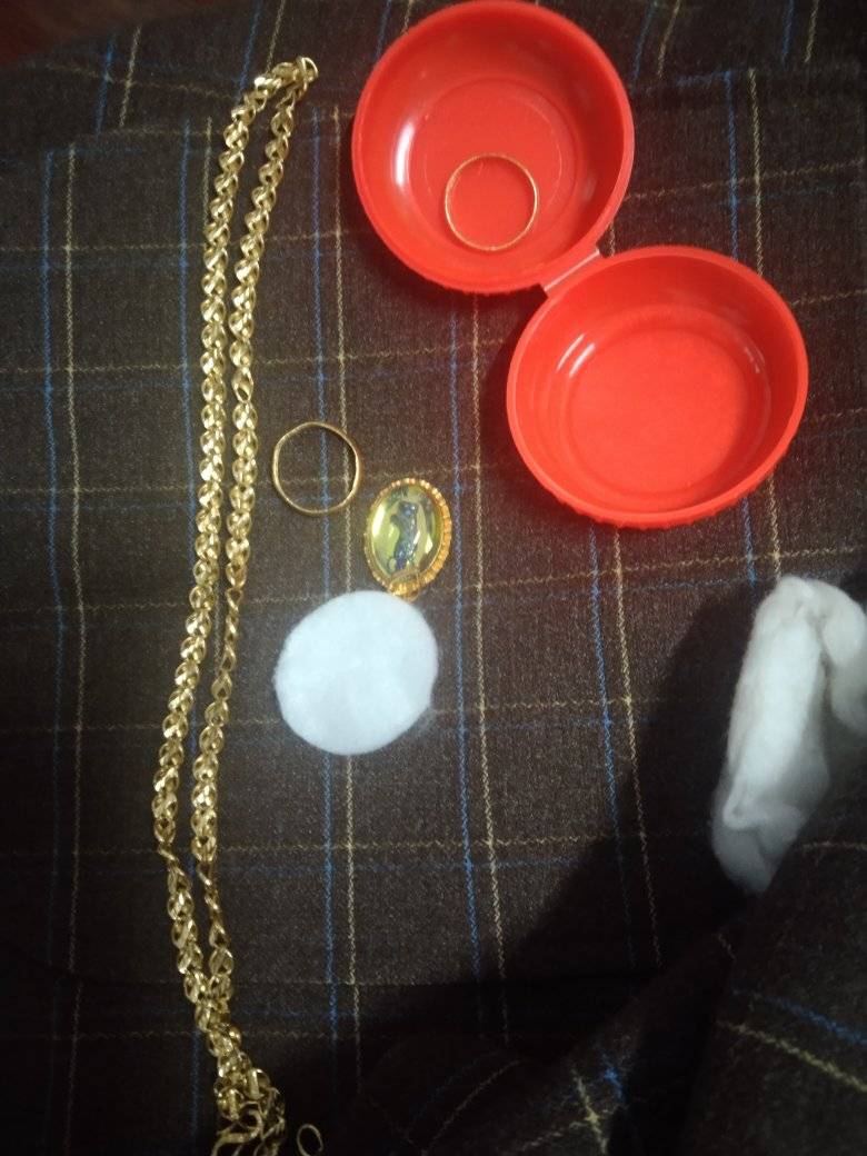 Tìm lại chủ nhân cho số vàng để quên trong túi áo ủng hộ bà con lũ lụt- Ảnh 2.