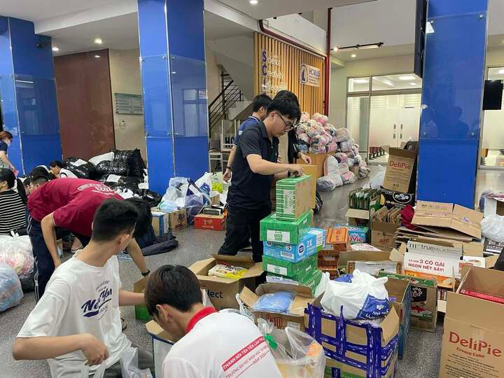 Nhiều đại học giảm học phí, cấp học bổng hỗ trợ sinh viên vùng bão lũ- Ảnh 2.