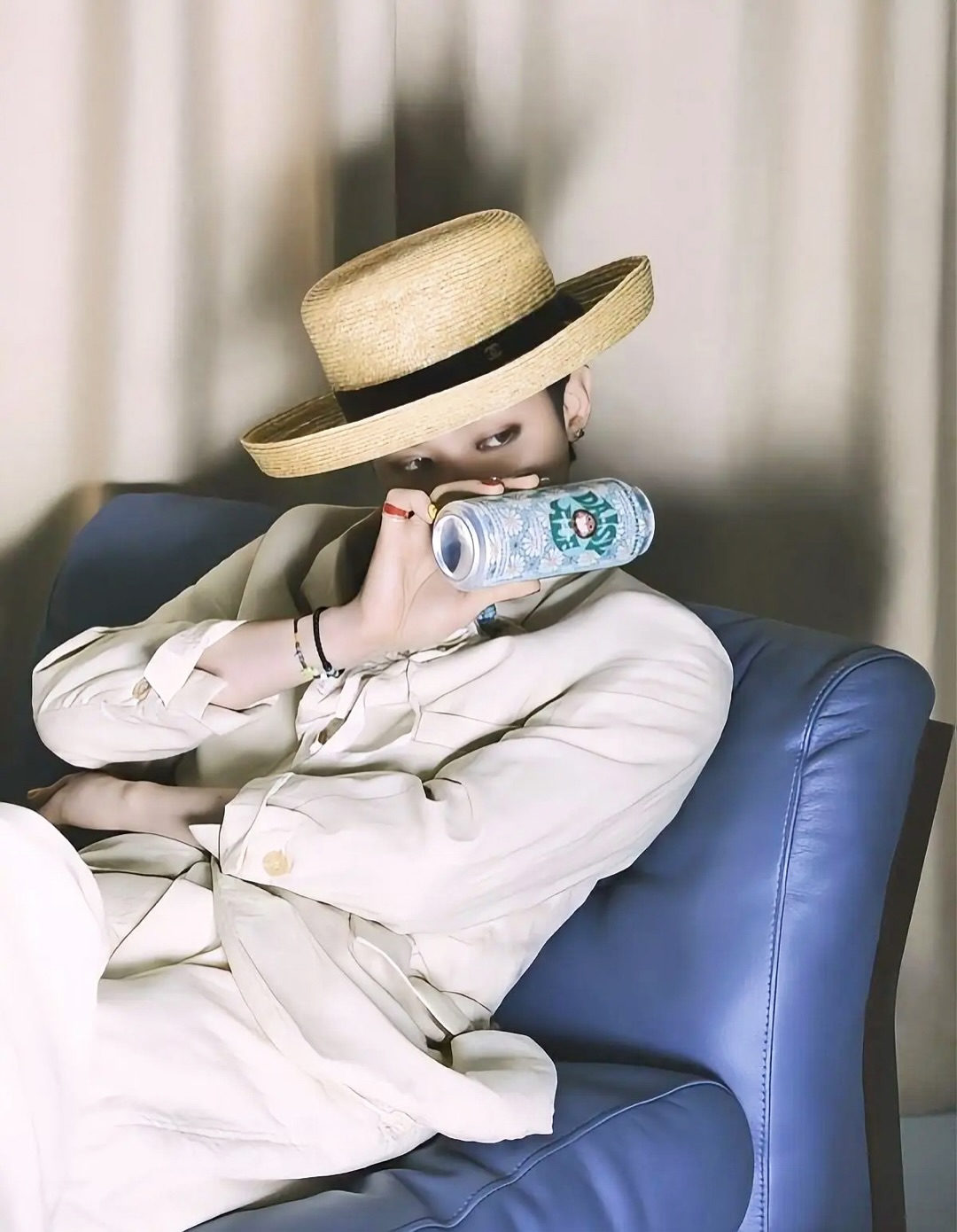 Giáo sư cơ khí là chủ nhân gần 200 bài hát bất ngờ đi bán bia hoa cúc ở cửa hàng tiện lợi?- Ảnh 1. Giáo sư cơ khí là chủ nhân gần 200 bài hát bất ngờ đi bán bia hoa cúc ở cửa hàng tiện lợi?- Ảnh 1.