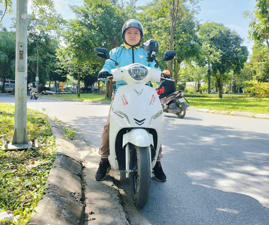 Chuyển từ xe xăng sang VinFast Feliz S chạy Xanh SM Bike, nữ tài xế chia sẻ: ‘Xe điện khỏe người, nếu làm chăm chỉ có thể kiếm 30 triệu/tháng’- Ảnh 2. Chuyển từ xe xăng sang VinFast Feliz S chạy Xanh SM Bike, nữ tài xế chia sẻ: ‘Xe điện khỏe người, nếu làm chăm chỉ có thể kiếm 30 triệu/tháng’- Ảnh 2.