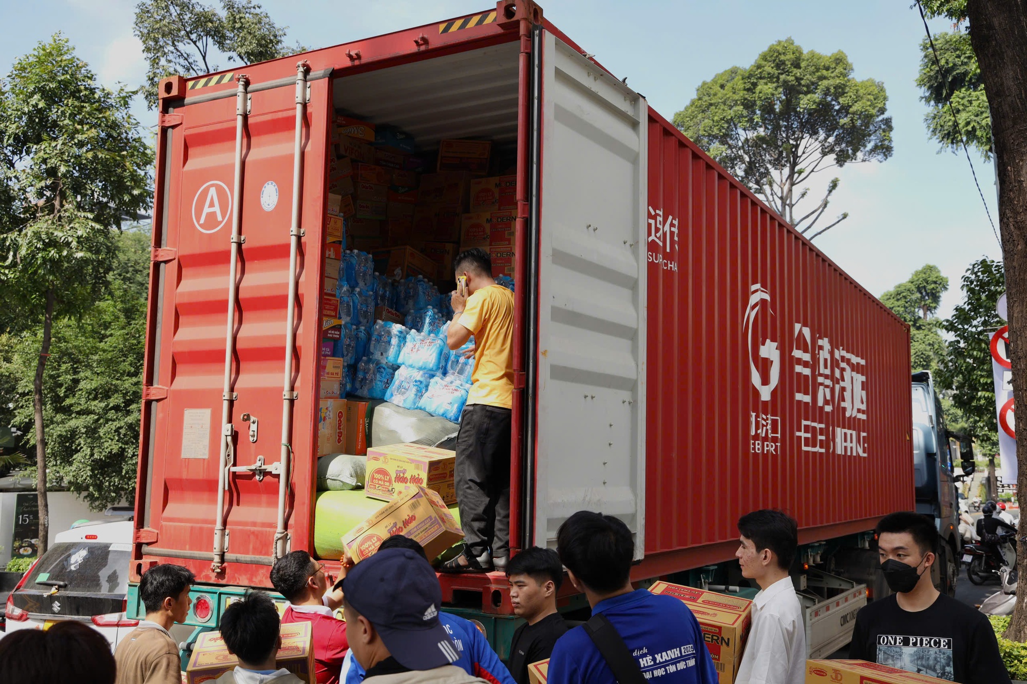 Hình ảnh đông đảo người dân TPHCM tranh thủ quyên góp vật phẩm trước giờ ngừng tiếp nhận- Ảnh 10.