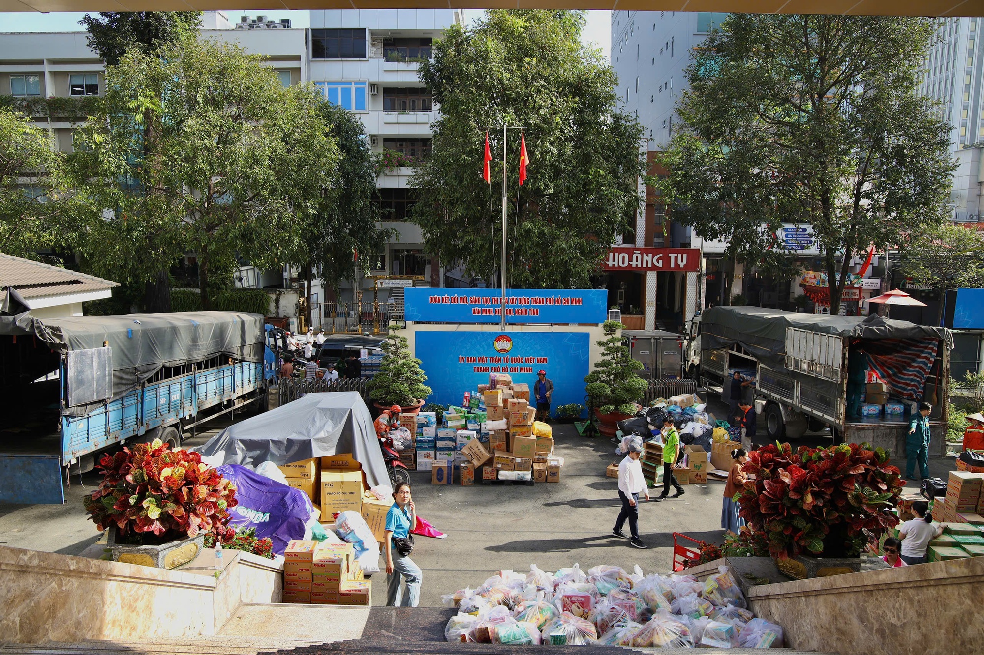 Hình ảnh đông đảo người dân TPHCM tranh thủ quyên góp vật phẩm trước giờ ngừng tiếp nhận- Ảnh 4.