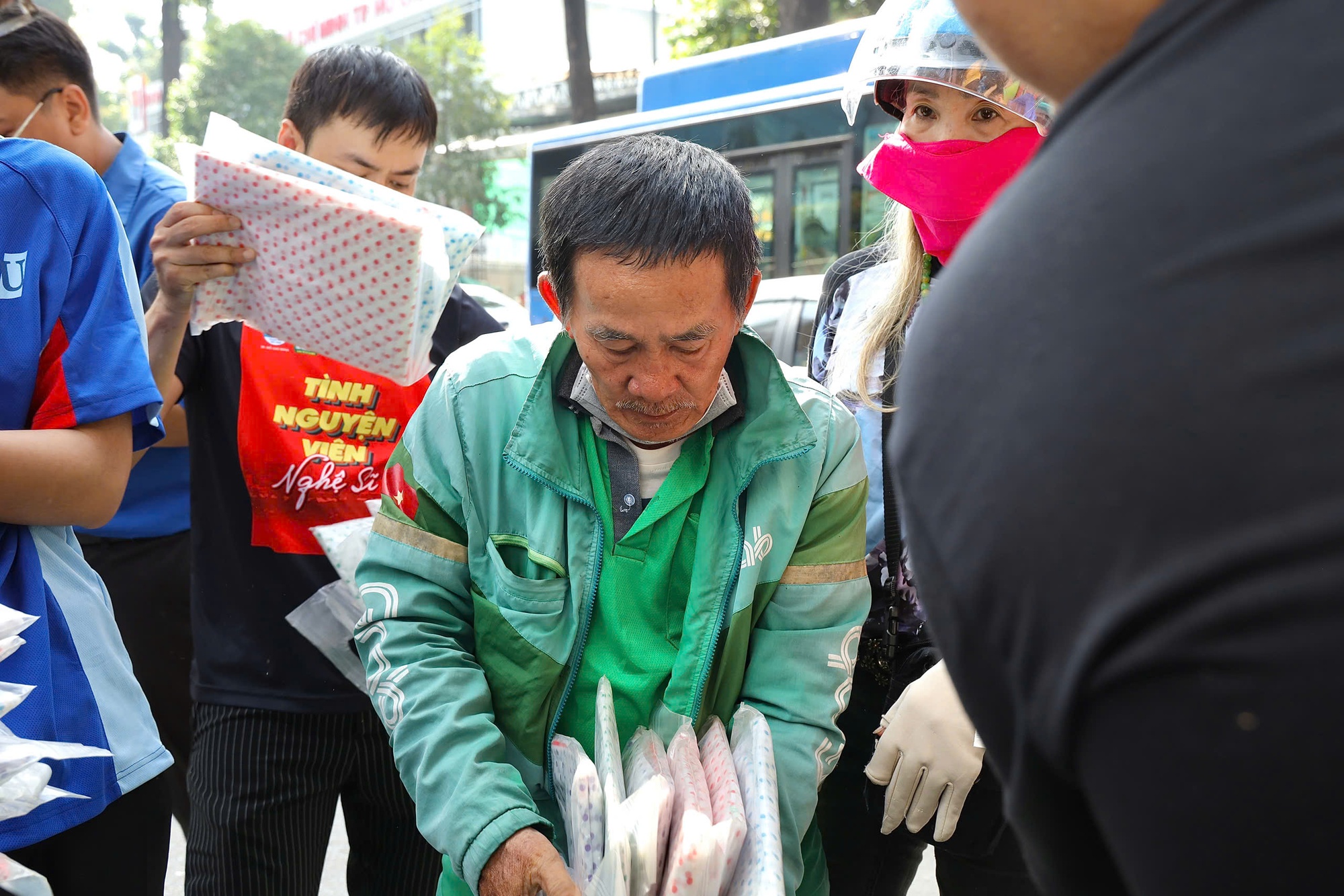 Hình ảnh đông đảo người dân TPHCM tranh thủ quyên góp vật phẩm trước giờ ngừng tiếp nhận- Ảnh 6.