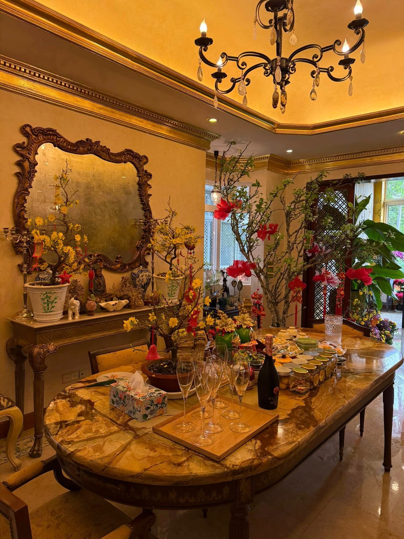 Nữ nghệ sĩ Việt sống trong biệt thự 1000m², lộng lẫy hơn cung điện- Ảnh 4. Nữ nghệ sĩ Việt sống trong biệt thự 1000m², lộng lẫy hơn cung điện- Ảnh 4.