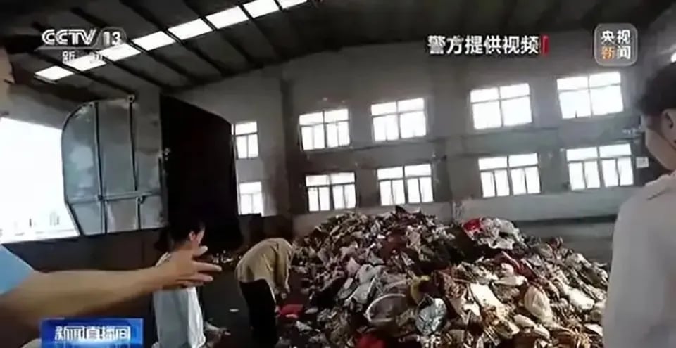 Chủ tiệm vàng vứt nhầm túi nilon chứa hơn 13 lượng vàng, 20 cảnh sát lục tung 5 tấn rác để tìm lại- Ảnh 1.