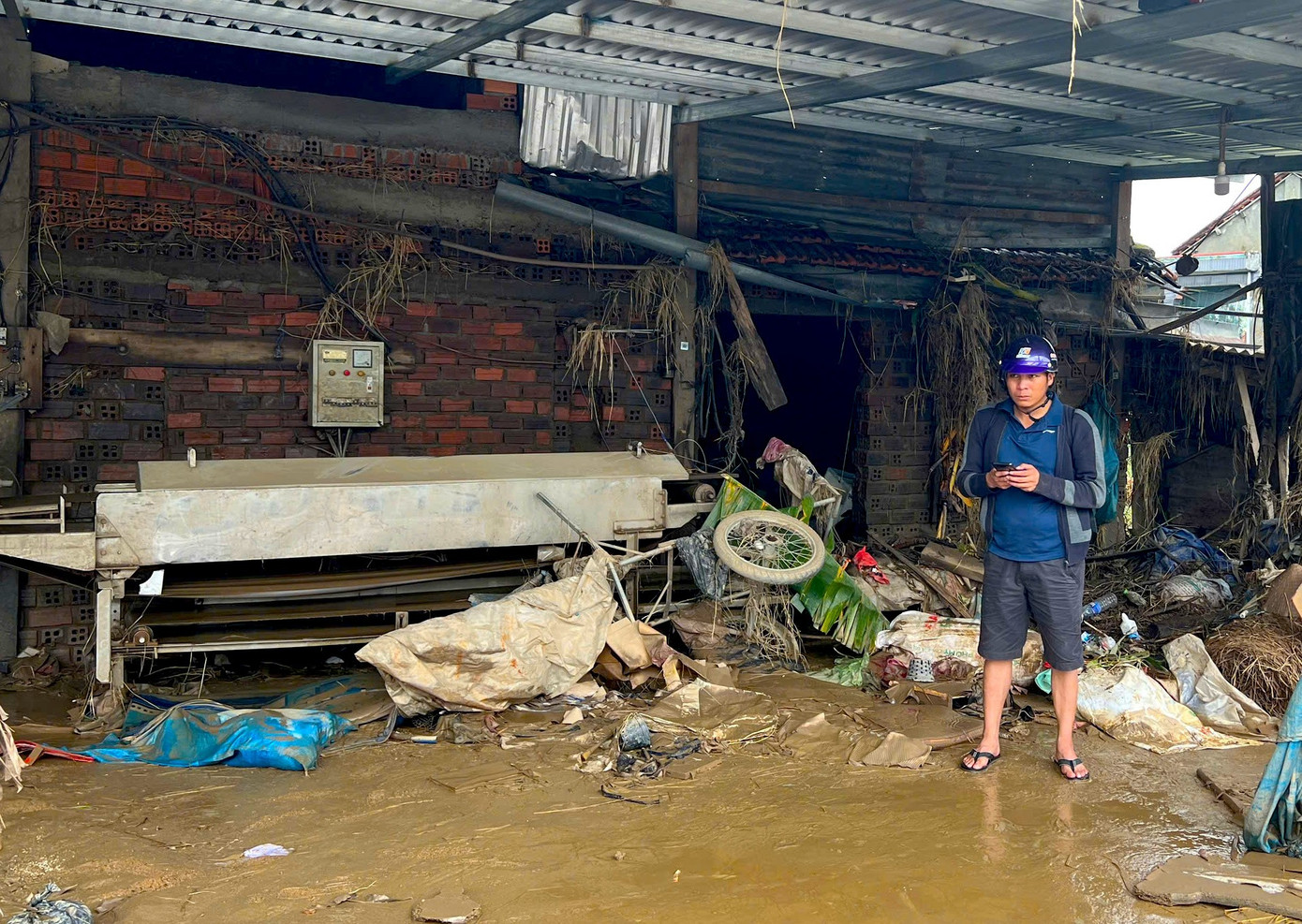 Người dân làng nghề bánh tráng bật khóc sau trận lũ lịch sử: “Không còn gì ngoài bùn và nước”- Ảnh 3.