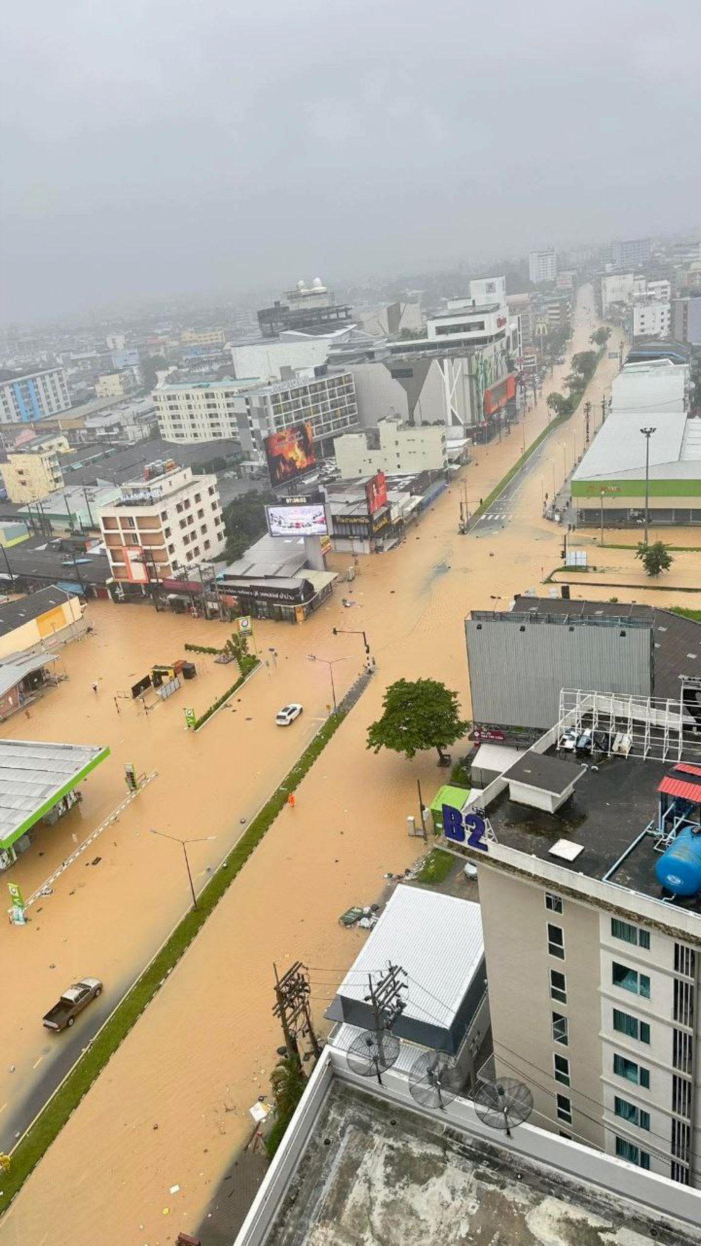 Thảm cảnh lũ lụt tại Thái Lan: Nước dâng tận mái nhà, hàng ngàn du khách mắc kẹt, chính quyền tuyên bố vùng thảm họa- Ảnh 1. Thảm cảnh lũ lụt tại Thái Lan: Nước dâng tận mái nhà, hàng ngàn du khách mắc kẹt, chính quyền tuyên bố vùng thảm họa- Ảnh 1.