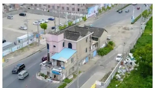 Chủ căn nhà 300 m² không chịu di dời dù được bồi thường hơn 10 tỷ đồng và 4 căn nhà, tuyên bố: “Không nhận được 371 tỷ và 6 căn nhà thì không đi!”- Ảnh 2. Chủ căn nhà 300 m² không chịu di dời dù được bồi thường hơn 10 tỷ đồng và 4 căn nhà, tuyên bố: “Không nhận được 371 tỷ và 6 căn nhà thì không đi!”- Ảnh 2.