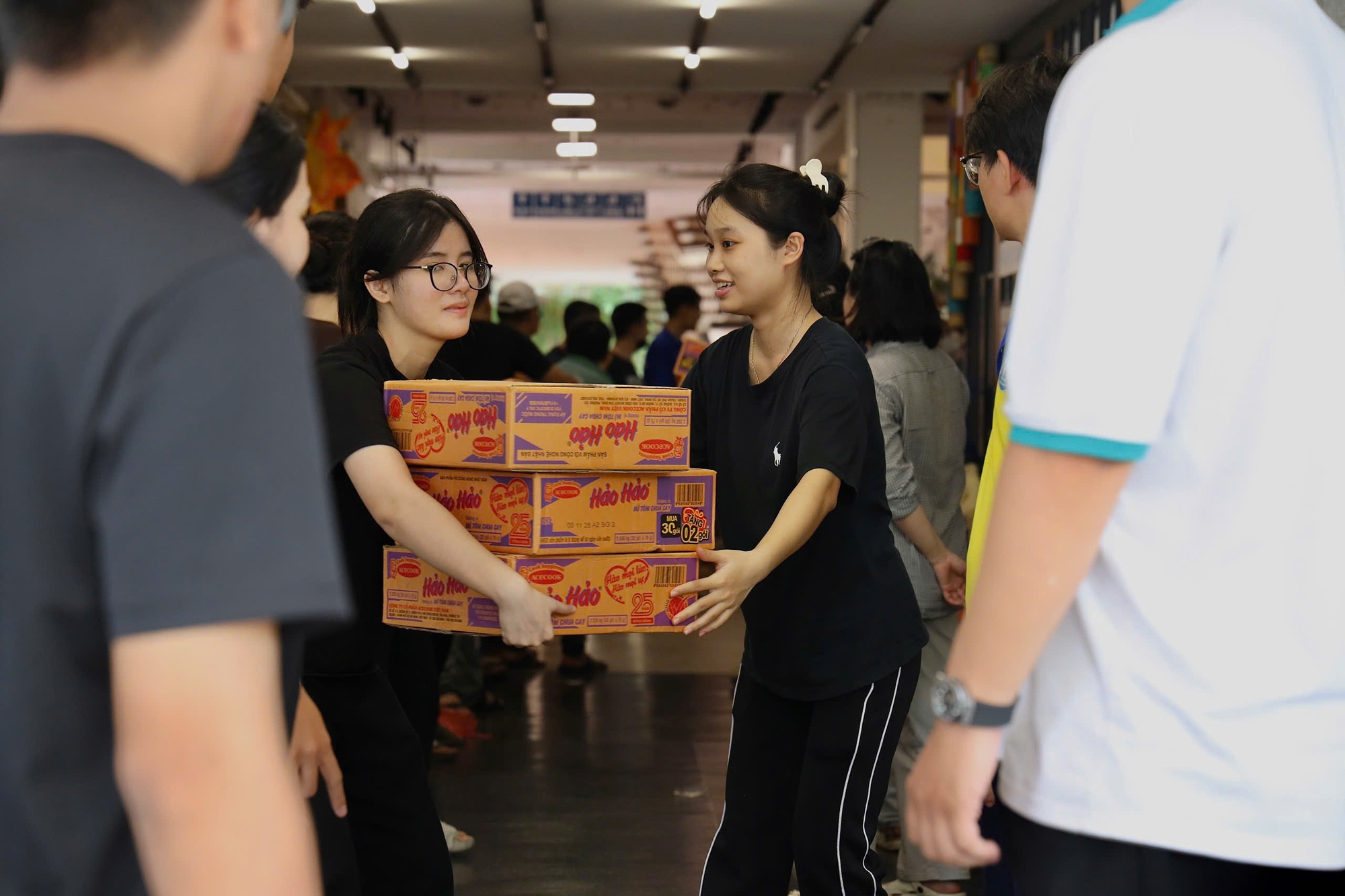 Hình ảnh đông đảo người dân TPHCM tranh thủ quyên góp vật phẩm trước giờ ngừng tiếp nhận- Ảnh 7.