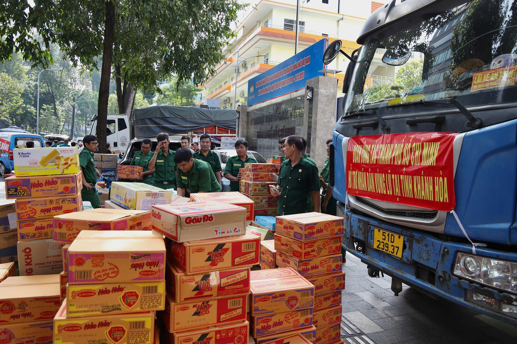 Hình ảnh đông đảo người dân TPHCM tranh thủ quyên góp vật phẩm trước giờ ngừng tiếp nhận- Ảnh 8.