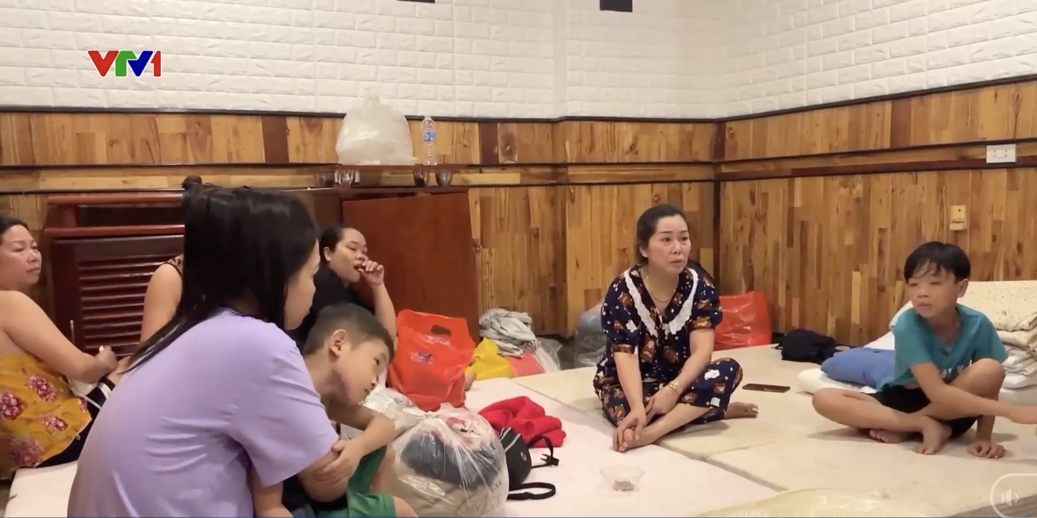 Chỉ kịp mặc đúng bộ đồ rồi chạy lũ, hơn 200 người được khách sạn mở cửa cưu mang giữa đêm nước lên cuồn cuộn- Ảnh 2.