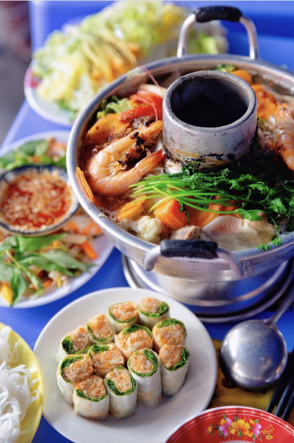 Lẩu "than thở" nổi tiếng miền Tây: Rực rỡ sắc màu, nấu trong chiếc nồi như miệng núi lửa- Ảnh 1.