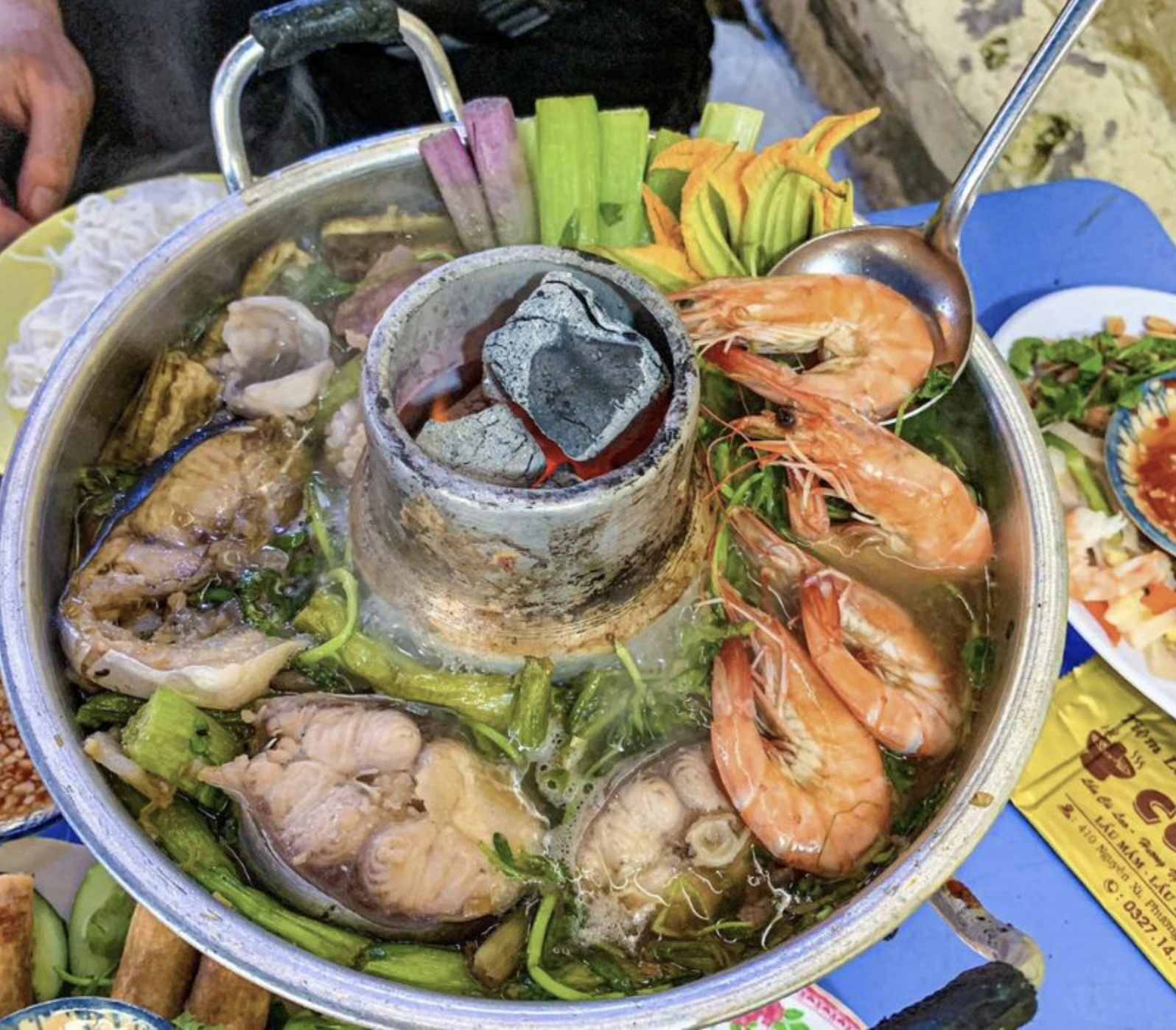 Lẩu "than thở" nổi tiếng miền Tây: Rực rỡ sắc màu, nấu trong chiếc nồi như miệng núi lửa- Ảnh 4.