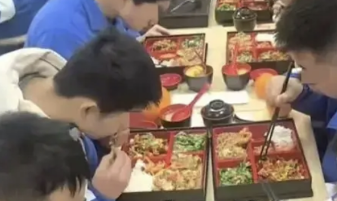 Trường cấp 3 lập khu riêng trong canteen cho học sinh giỏi ăn uống sang chảnh: MXH bùng tranh cãi!- Ảnh 1. Trường cấp 3 lập khu riêng trong canteen cho học sinh giỏi ăn uống sang chảnh: MXH bùng tranh cãi!- Ảnh 1.