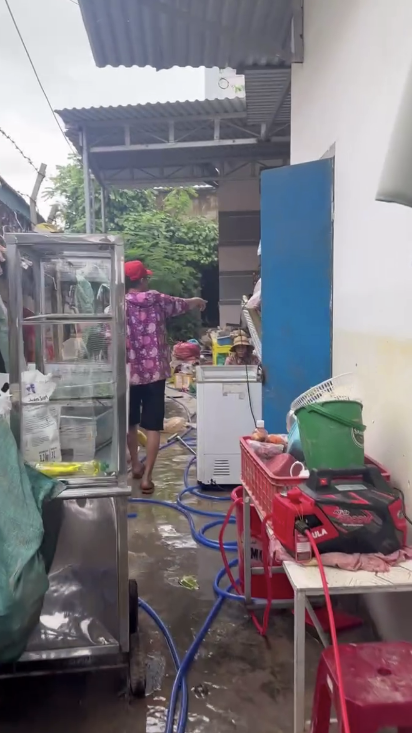 2 ngày 1 đêm “sinh tồn” trên trần nhà của người đàn ông Khánh Hoà- Ảnh 4.