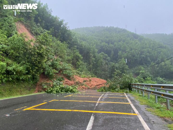 Hai ngày vô vọng tìm cha và ông nội của nữ phóng viên trong lũ dữ- Ảnh 2.