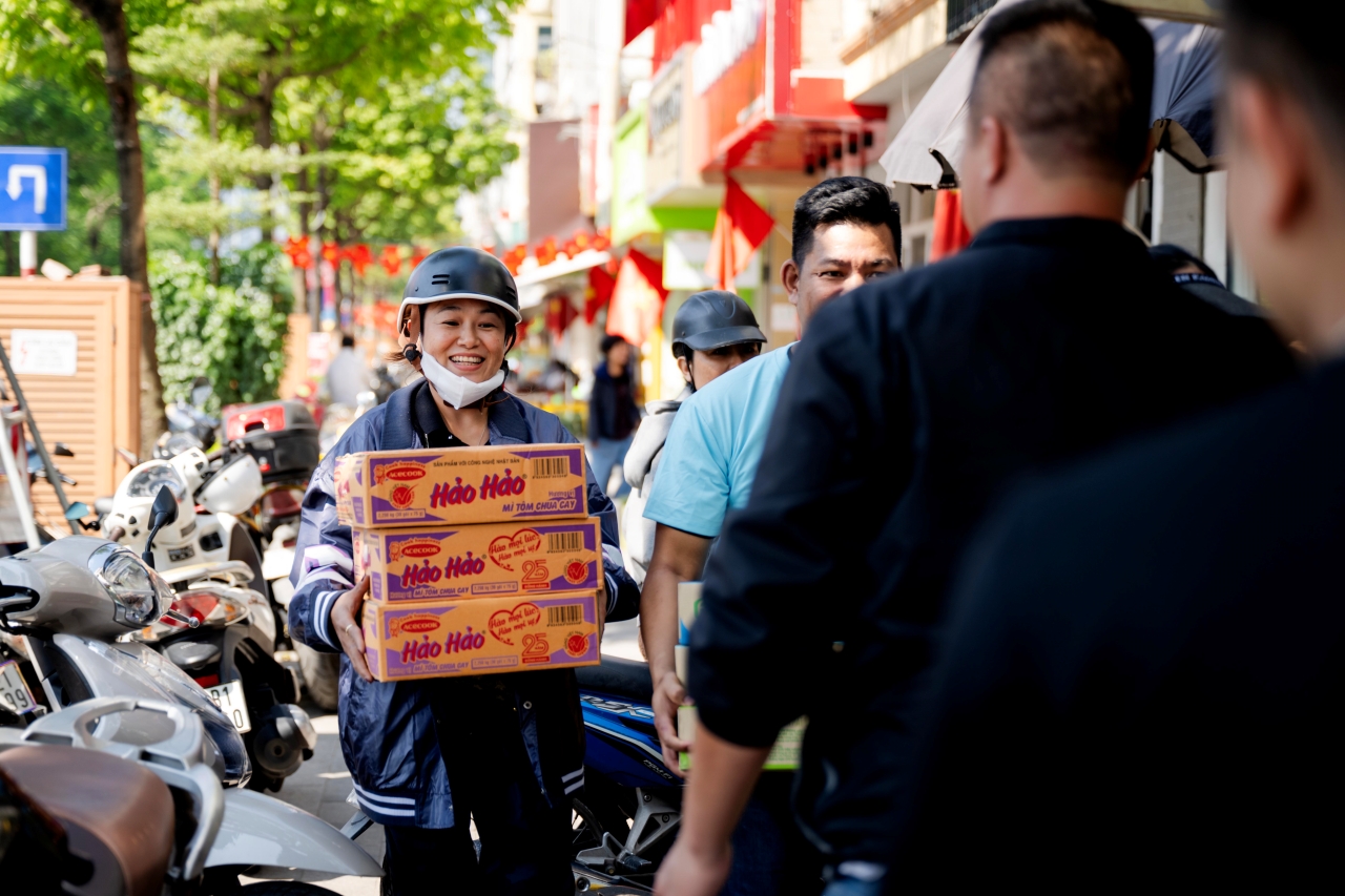 Hà Nội đồng lòng hướng về miền Trung: Hàng loạt điểm tập kết hàng cứu trợ mọc lên khắp nơi, từng gói quà kèm lời nhắn gửi trọn yêu thương- Ảnh 3.