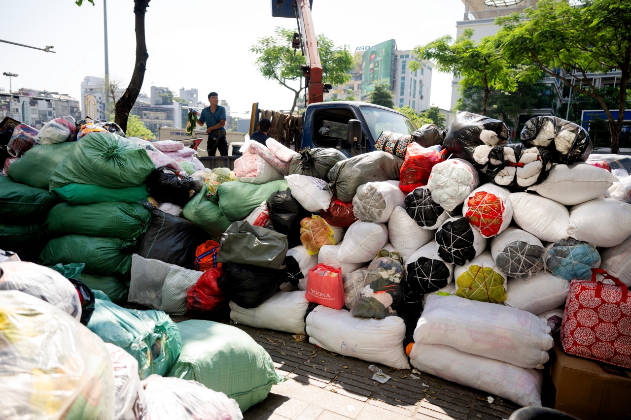 Hà Nội đồng lòng hướng về miền Trung: Hàng loạt điểm tập kết hàng cứu trợ mọc lên khắp nơi, từng gói quà kèm lời nhắn gửi trọn yêu thương- Ảnh 8.