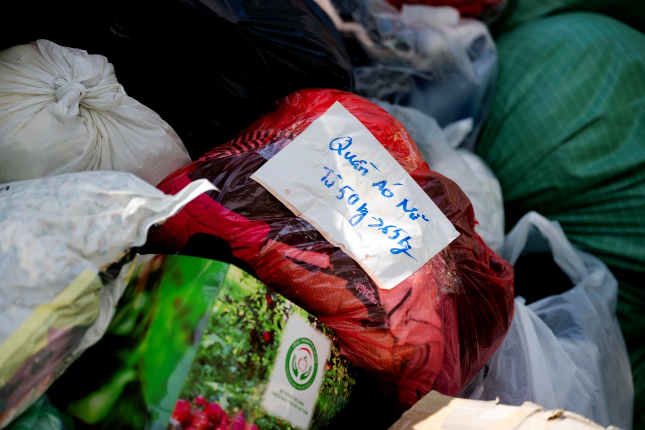 Hà Nội đồng lòng hướng về miền Trung: Hàng loạt điểm tập kết hàng cứu trợ mọc lên khắp nơi, từng gói quà kèm lời nhắn gửi trọn yêu thương- Ảnh 11.