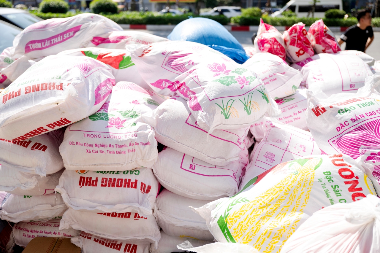 Hà Nội đồng lòng hướng về miền Trung: Hàng loạt điểm tập kết hàng cứu trợ mọc lên khắp nơi, từng gói quà kèm lời nhắn gửi trọn yêu thương- Ảnh 7.
