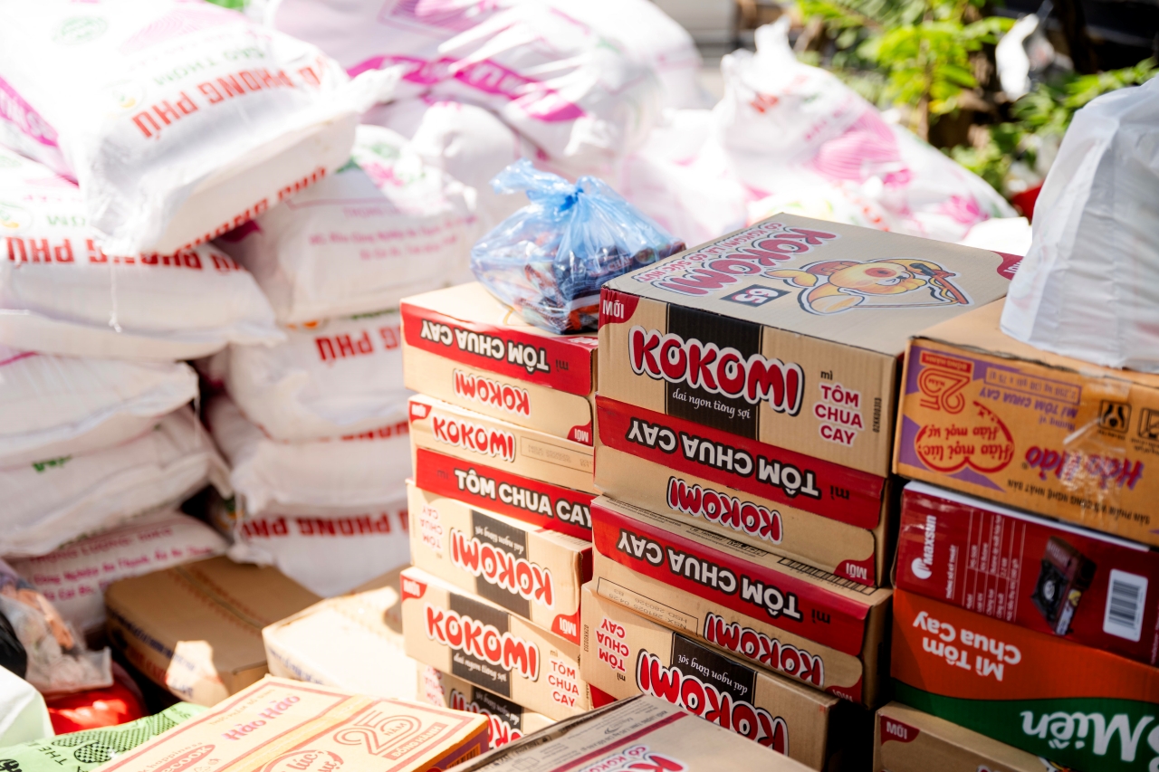 Hà Nội đồng lòng hướng về miền Trung: Hàng loạt điểm tập kết hàng cứu trợ mọc lên khắp nơi, từng gói quà kèm lời nhắn gửi trọn yêu thương- Ảnh 9.