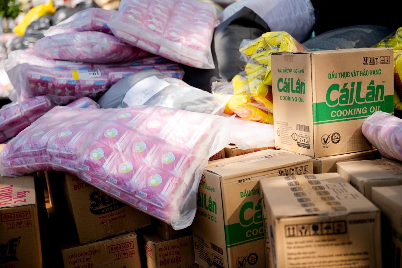 Hà Nội đồng lòng hướng về miền Trung: Hàng loạt điểm tập kết hàng cứu trợ mọc lên khắp nơi, từng gói quà kèm lời nhắn gửi trọn yêu thương- Ảnh 12.