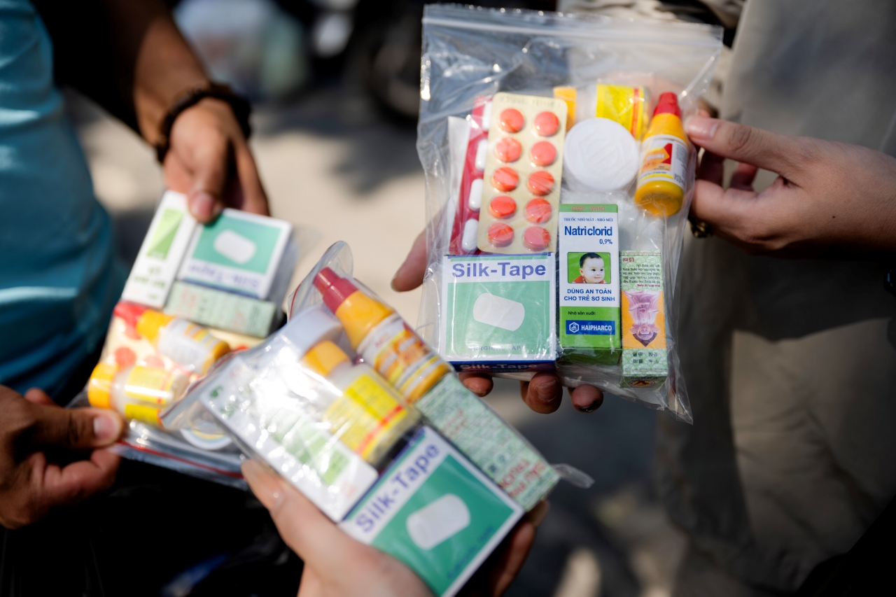 Hà Nội đồng lòng hướng về miền Trung: Hàng loạt điểm tập kết hàng cứu trợ mọc lên khắp nơi, từng gói quà kèm lời nhắn gửi trọn yêu thương- Ảnh 13.