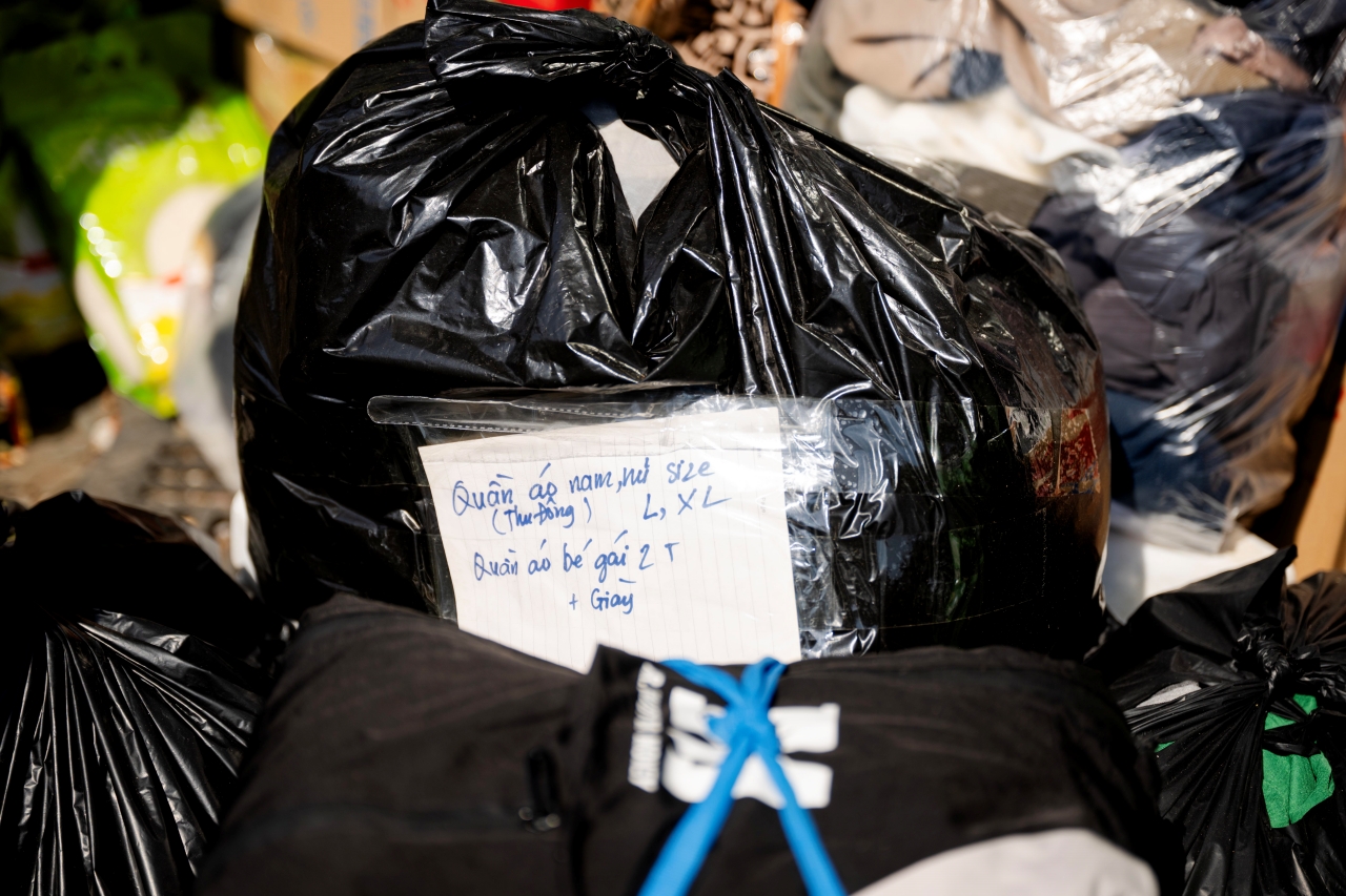 Hà Nội đồng lòng hướng về miền Trung: Hàng loạt điểm tập kết hàng cứu trợ mọc lên khắp nơi, từng gói quà kèm lời nhắn gửi trọn yêu thương- Ảnh 10.