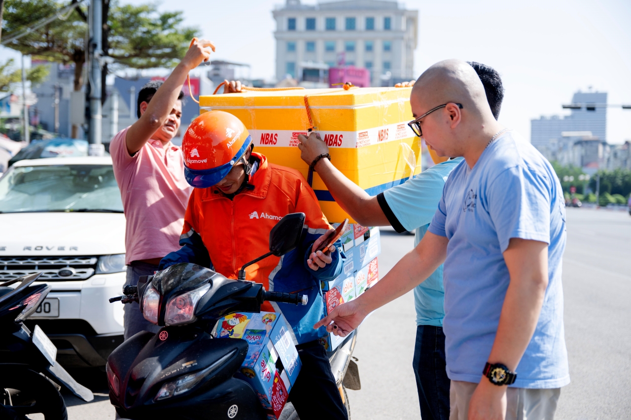 Hà Nội đồng lòng hướng về miền Trung: Hàng loạt điểm tập kết hàng cứu trợ mọc lên khắp nơi, từng gói quà kèm lời nhắn gửi trọn yêu thương- Ảnh 5.