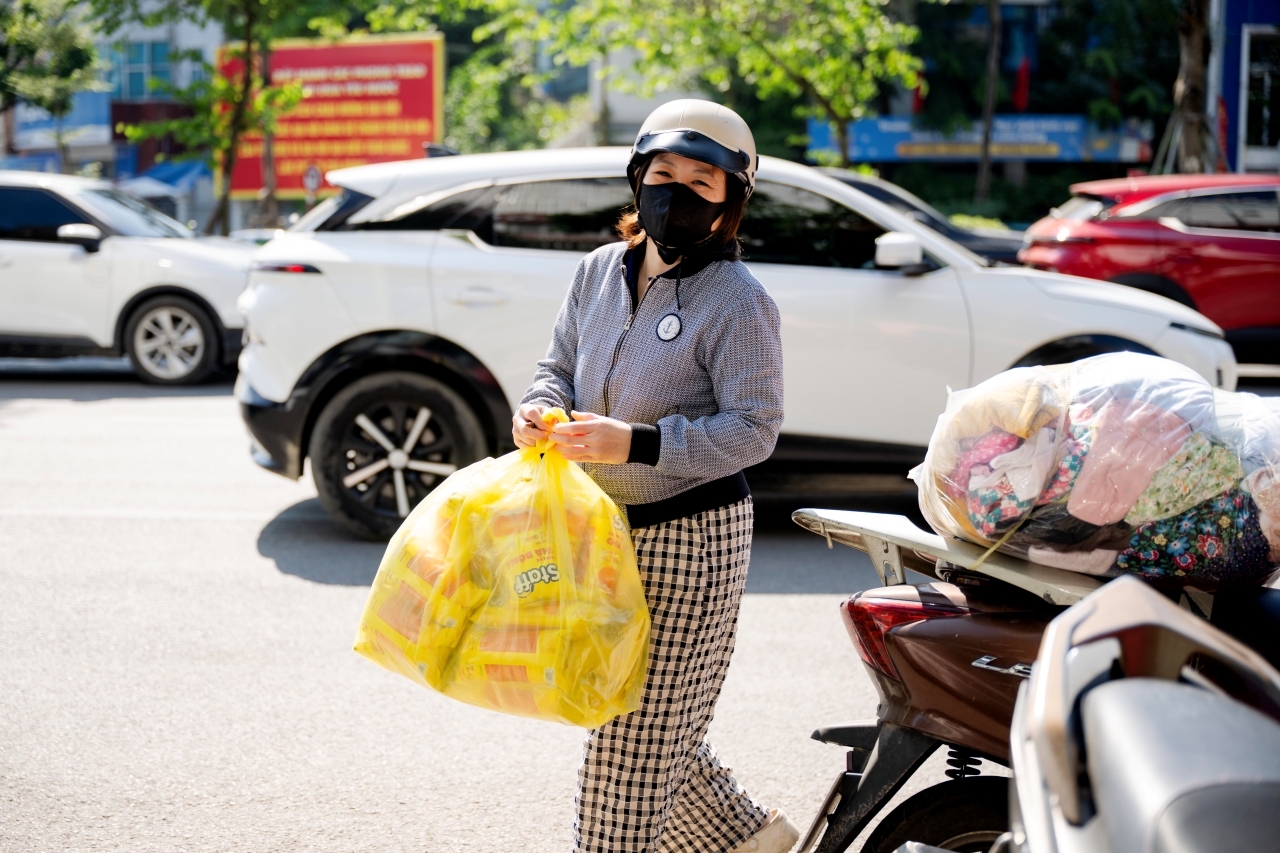 Hà Nội đồng lòng hướng về miền Trung: Hàng loạt điểm tập kết hàng cứu trợ mọc lên khắp nơi, từng gói quà kèm lời nhắn gửi trọn yêu thương- Ảnh 6.