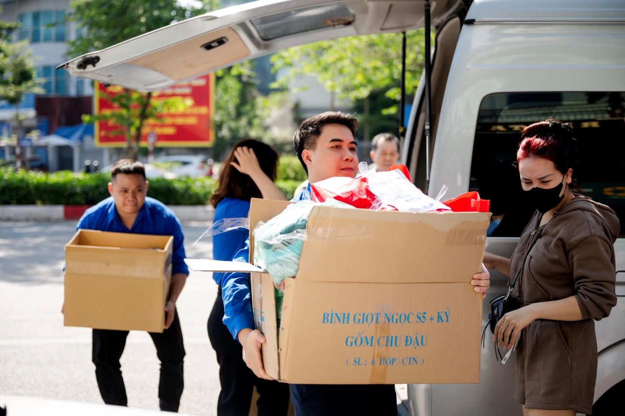 Hà Nội đồng lòng hướng về miền Trung: Hàng loạt điểm tập kết hàng cứu trợ mọc lên khắp nơi, từng gói quà kèm lời nhắn gửi trọn yêu thương- Ảnh 2.