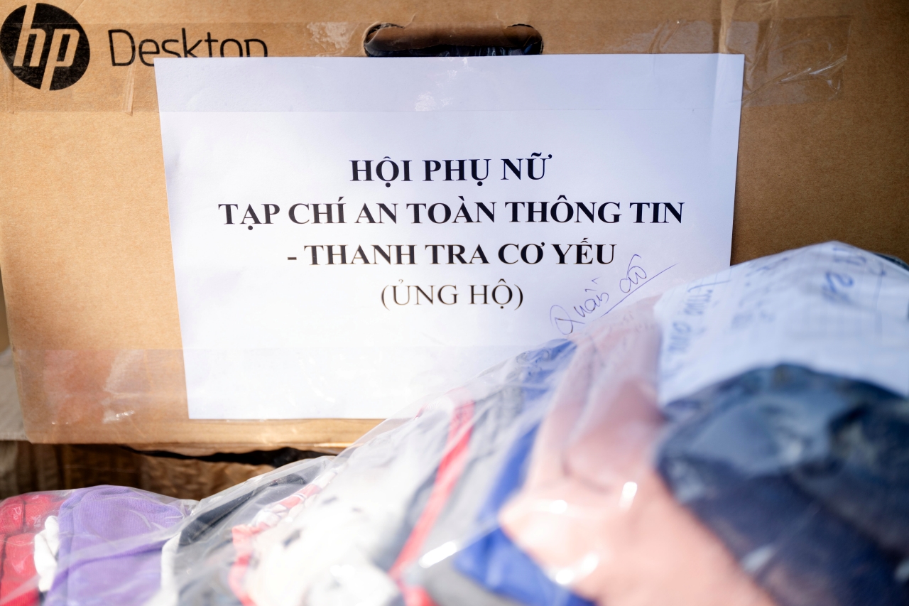Hà Nội đồng lòng hướng về miền Trung: Hàng loạt điểm tập kết hàng cứu trợ mọc lên khắp nơi, từng gói quà kèm lời nhắn gửi trọn yêu thương- Ảnh 14.