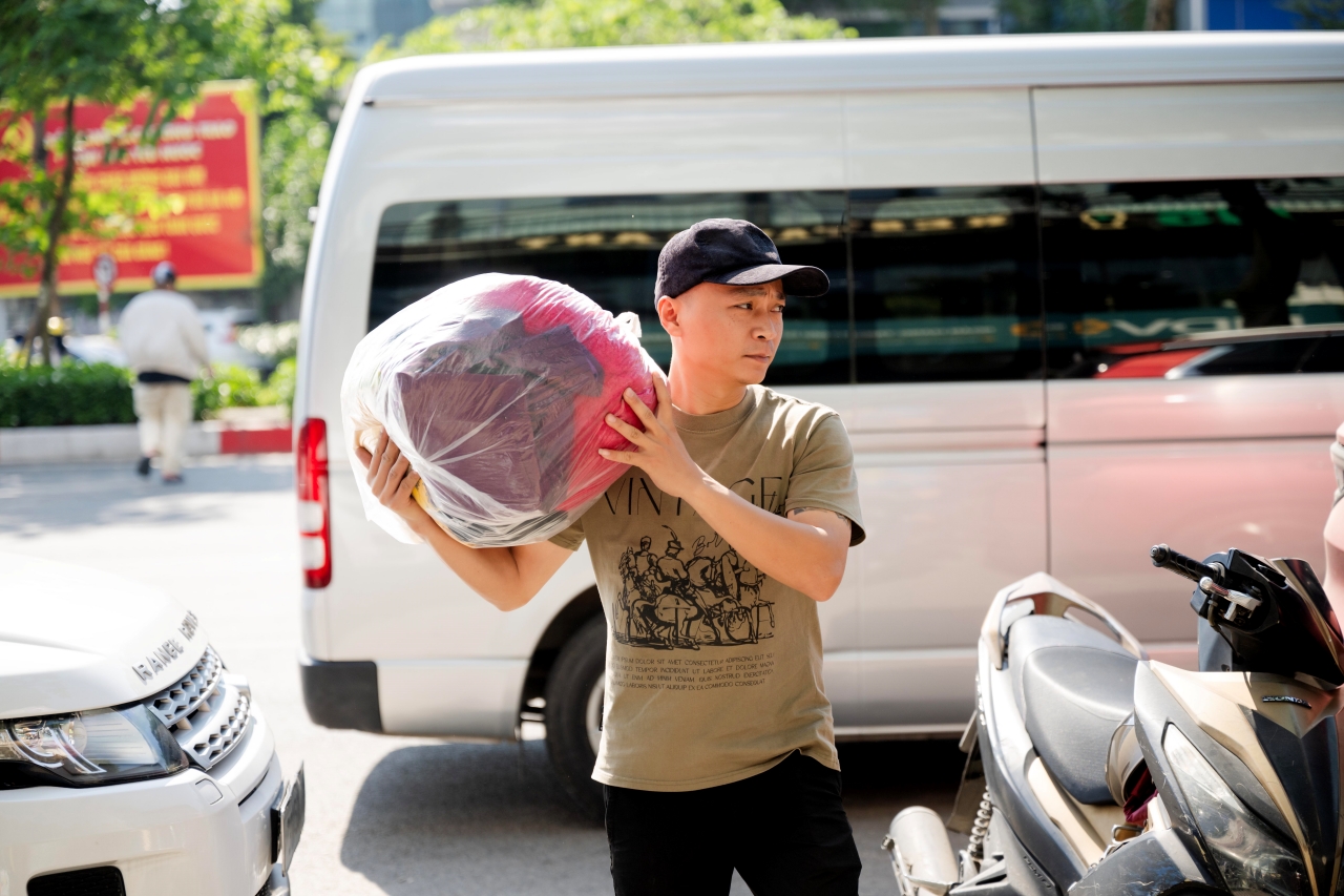 Hà Nội đồng lòng hướng về miền Trung: Hàng loạt điểm tập kết hàng cứu trợ mọc lên khắp nơi, từng gói quà kèm lời nhắn gửi trọn yêu thương- Ảnh 15.