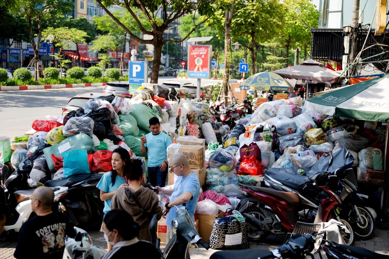 Hà Nội đồng lòng hướng về miền Trung: Hàng loạt điểm tập kết hàng cứu trợ mọc lên khắp nơi, từng gói quà kèm lời nhắn gửi trọn yêu thương- Ảnh 1.