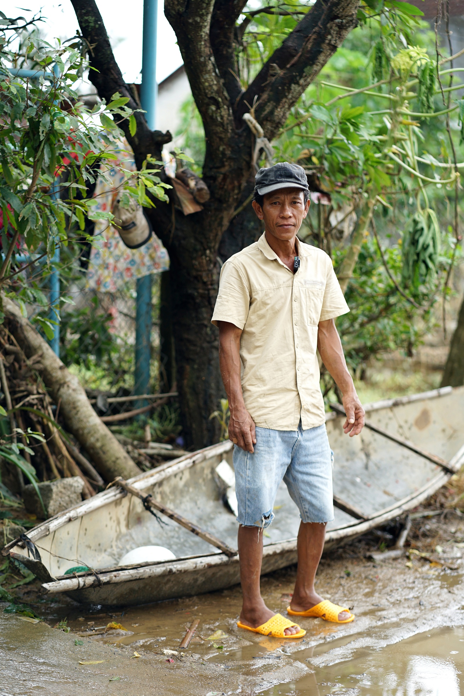 Nhóm "người hùng" đập mái ngói, dùng xuồng nhôm cứu gần 60 người giữa lũ dữ- Ảnh 8.