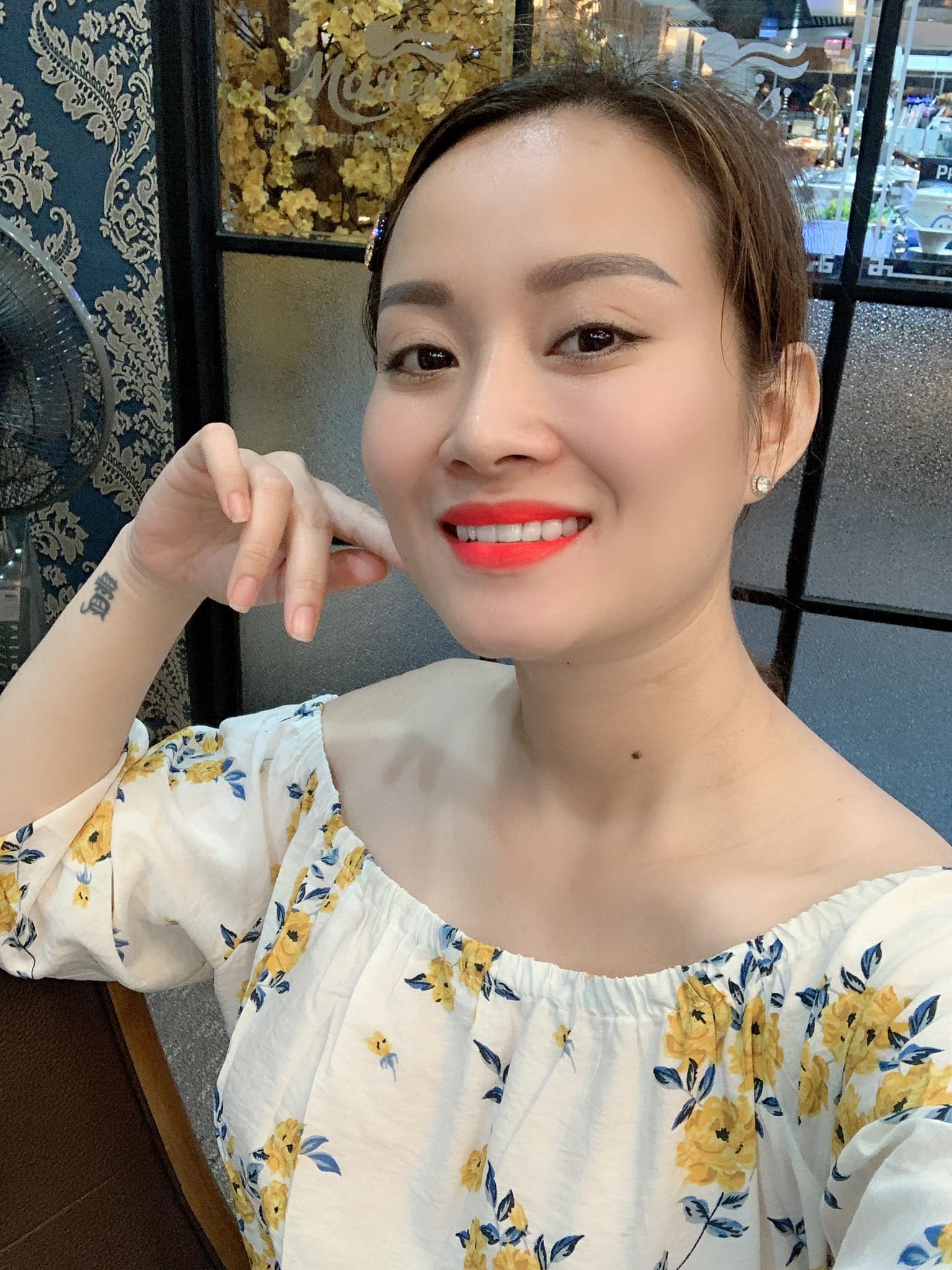 Nhan sắc vợ hơn 8 tuổi, có 2 con riêng của nam ca sĩ Việt có tiếng- Ảnh 4.