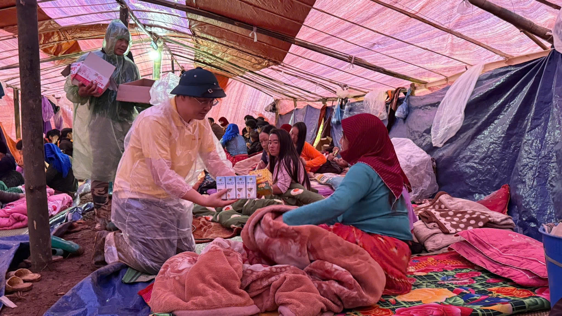 HOẢ TỐC: Vingroup hỗ trợ khẩn cấp thêm 500 tỷ đồng cứu trợ đồng bào vùng mưa lũ, nâng tổng mức đóng góp lên 1.000 tỷ đồng- Ảnh 1.