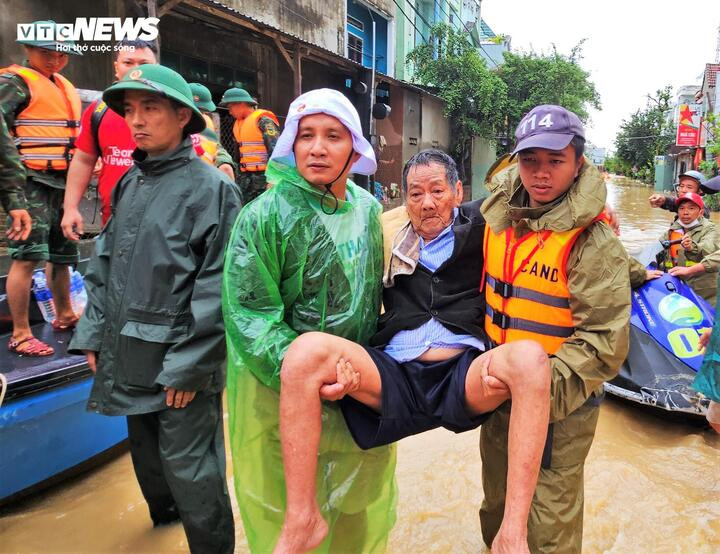 Mưa lũ khiến 102 người chết và mất tích, thiệt hại hơn 13.000 tỷ đồng- Ảnh 1.