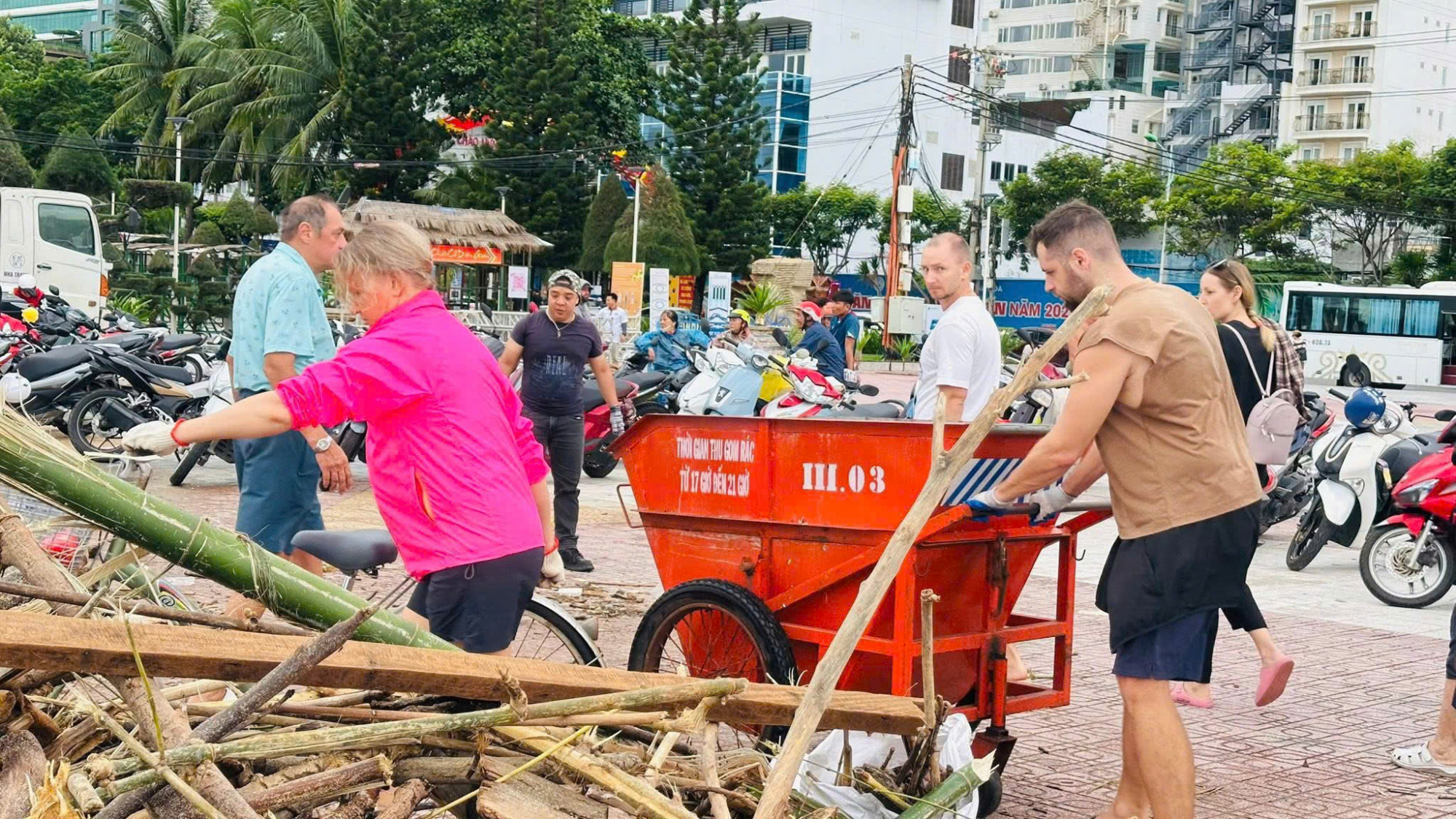 Du lịch Việt Nam đúng đợt mưa bão, khách Tây có thêm trải nghiệm mới: Ai nhìn cũng mừng vui- Ảnh 5. Du lịch Việt Nam đúng đợt mưa bão, khách Tây có thêm trải nghiệm mới: Ai nhìn cũng mừng vui- Ảnh 5.
