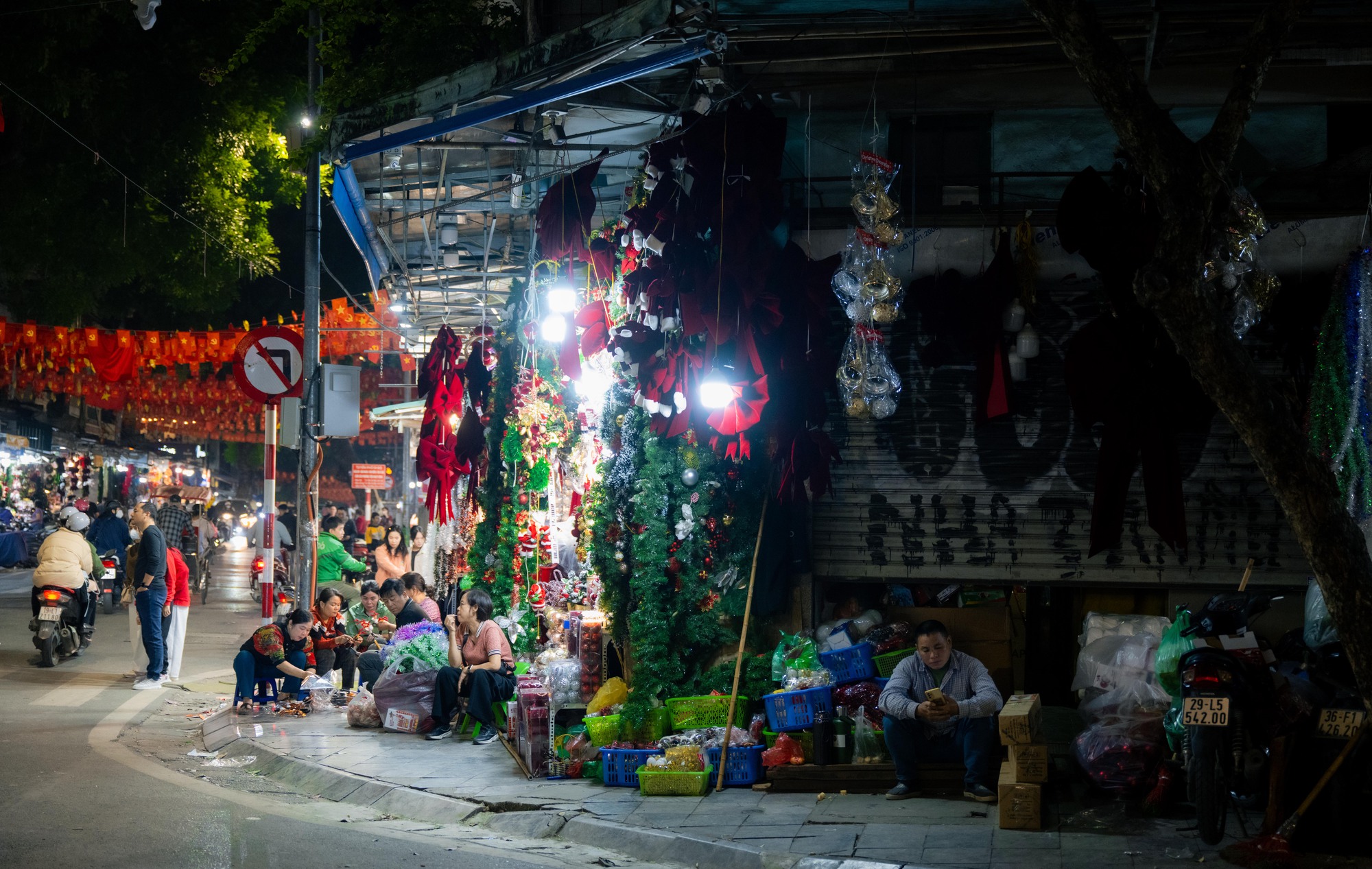 Khung cảnh khác lạ tại phố Hàng Mã sau khi lực lượng chức năng tháo dỡ mái che, trả lại vỉa hè- Ảnh 27.