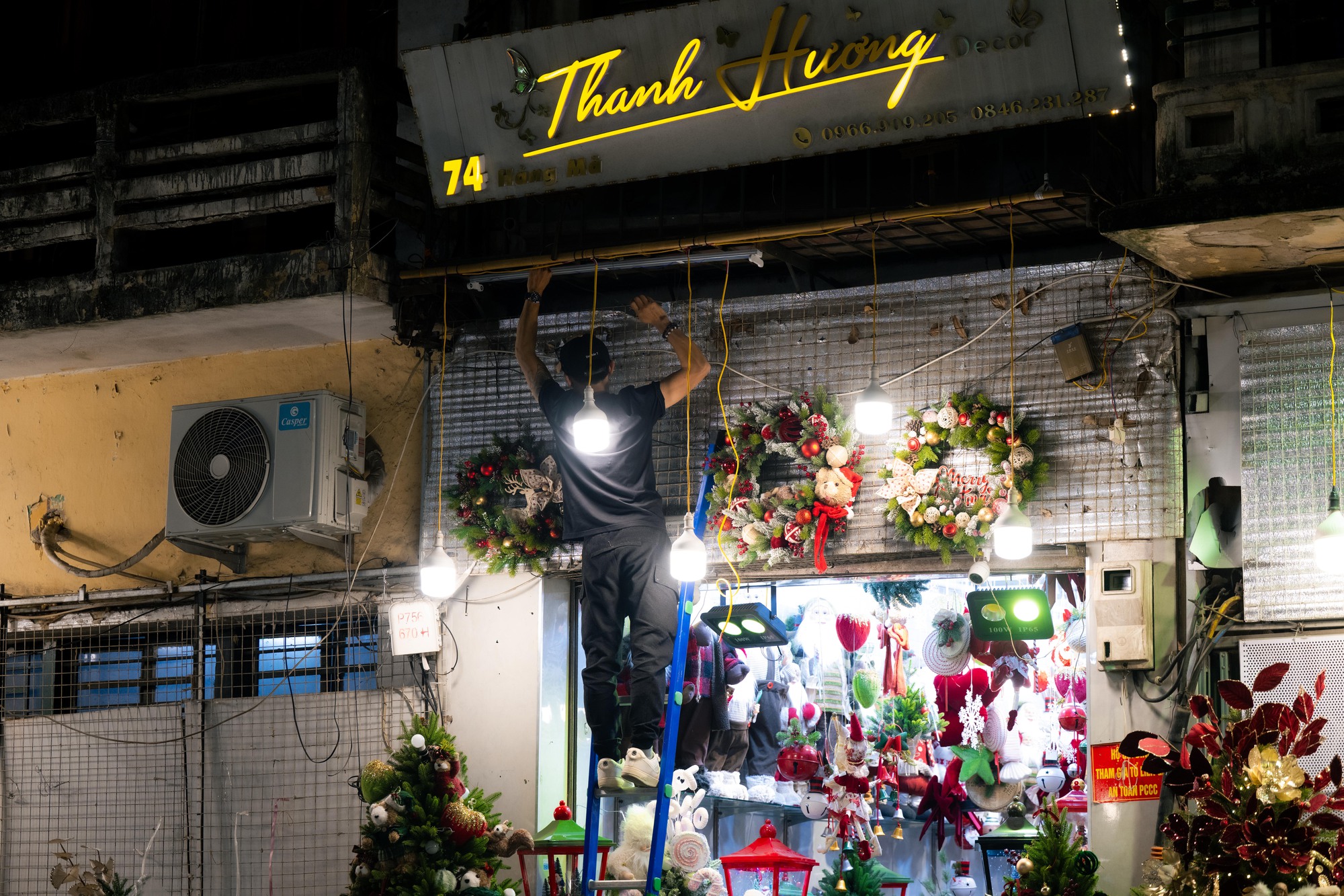 Khung cảnh khác lạ tại phố Hàng Mã sau khi lực lượng chức năng tháo dỡ mái che, trả lại vỉa hè- Ảnh 23.