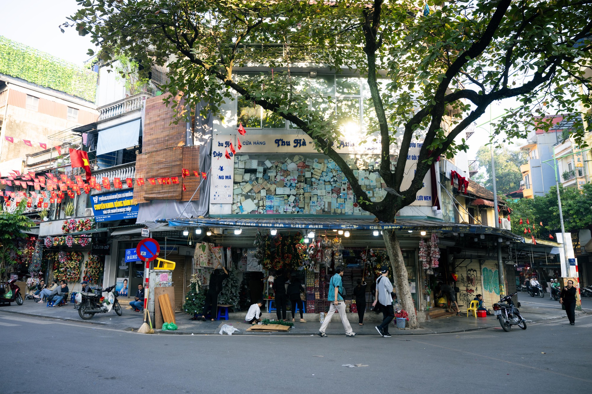 Khung cảnh khác lạ tại phố Hàng Mã sau khi lực lượng chức năng tháo dỡ mái che, trả lại vỉa hè- Ảnh 14.