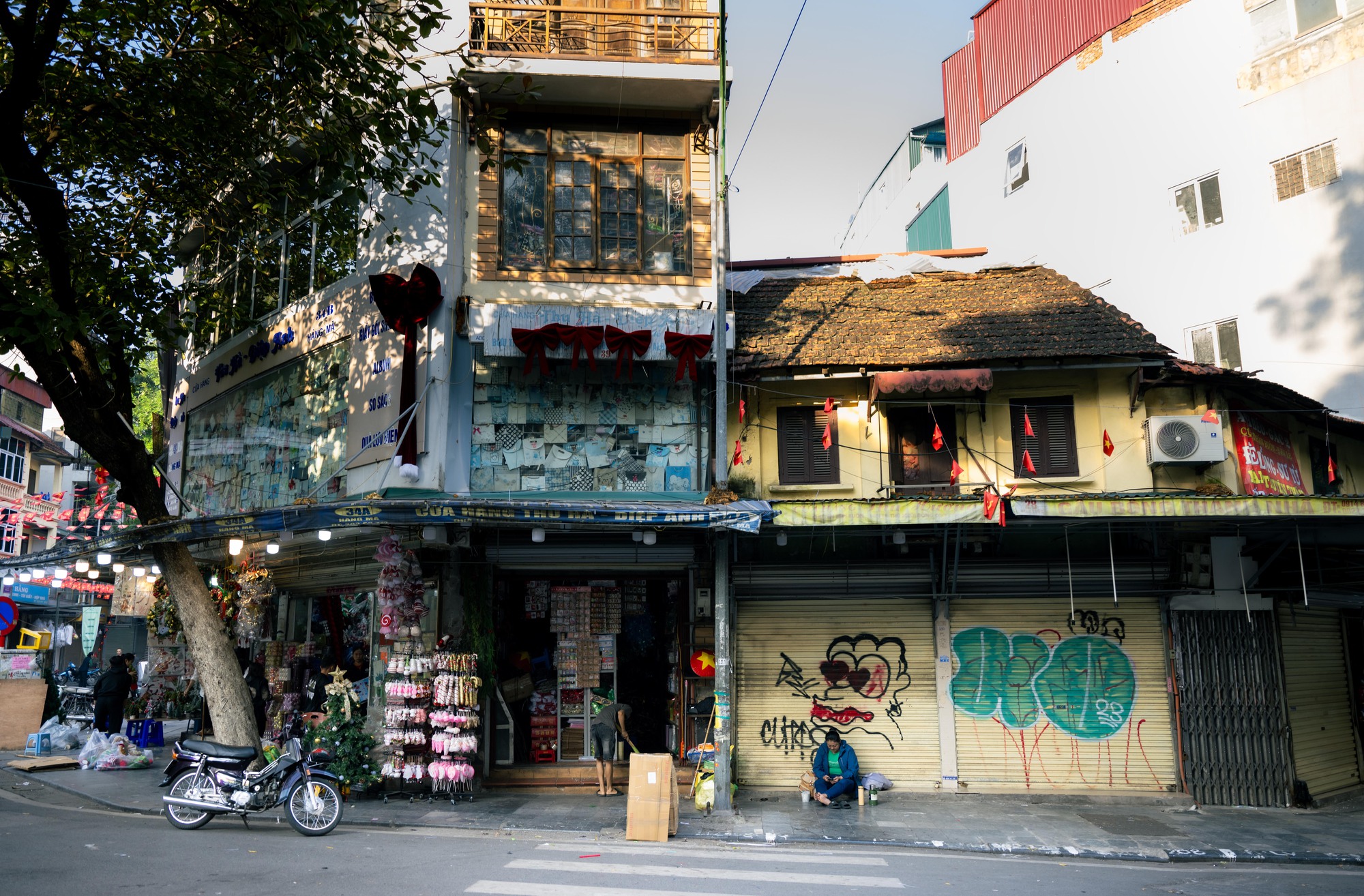 Khung cảnh khác lạ tại phố Hàng Mã sau khi lực lượng chức năng tháo dỡ mái che, trả lại vỉa hè- Ảnh 9.