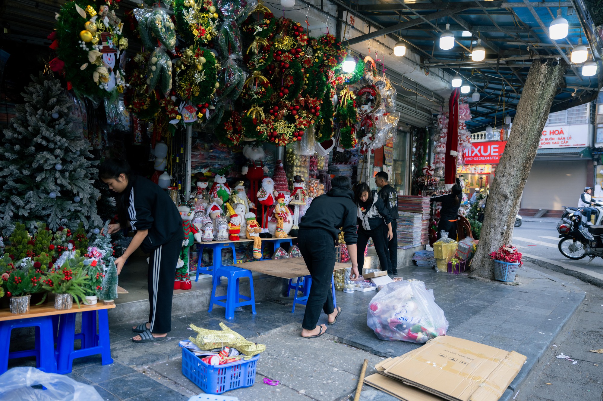 Khung cảnh khác lạ tại phố Hàng Mã sau khi lực lượng chức năng tháo dỡ mái che, trả lại vỉa hè- Ảnh 19.